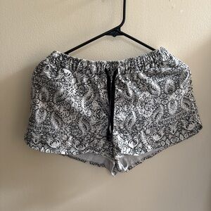 Uniqlo Black and White Patterned Shorts